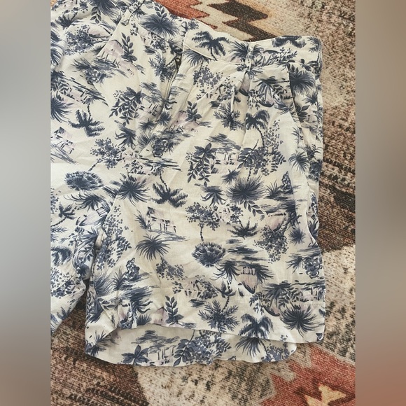 Abercrombie & Fitch Floral Print Shorts. Size M. - Picture 7 of 8